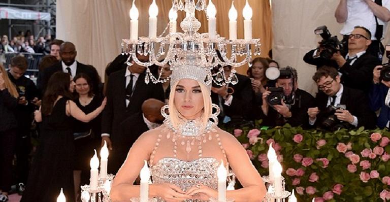 Katy Perry mostra como foi sua preparação para exibir um look inusitado em evento