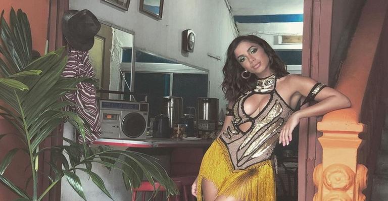 Anitta fica revoltada após confusão com seus pertences durante viagem aérea