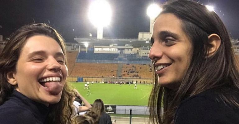 Bruna Linzmeyer e namorada assistem à partida de futebol feminino: ”Representatividade”