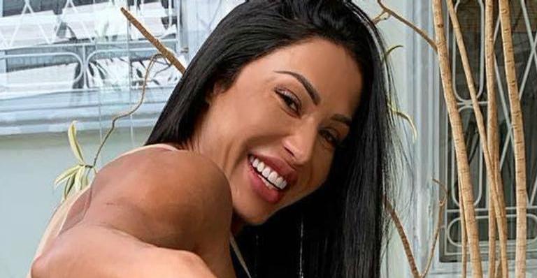 Gracyanne Barbosa exibe barriga cheia de gominhos e é chamada de boneca