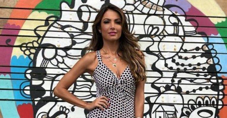 Patrícia Poeta causa polêmica ao posar com roupa de gala no meio de obra em Nova York