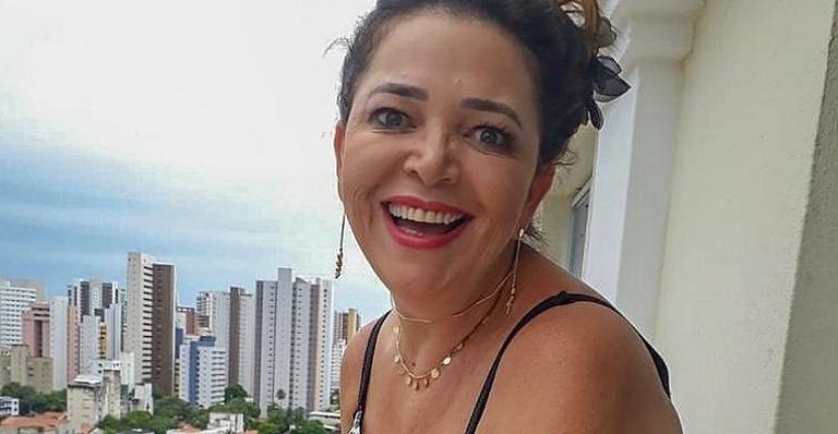 Aos 52 anos, ex-BBB posta clique sensual de lingerie e esquenta a temperatura da web