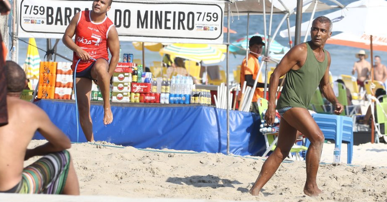 Exibindo corpo de tirar o fôlego, namorada misteriosa de Romário faz carinho no amado na praia