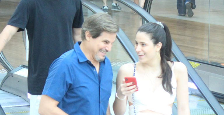 Beleza natural estonteante de Sophia Raia rouba a cena durante passeio com Edson Celulari