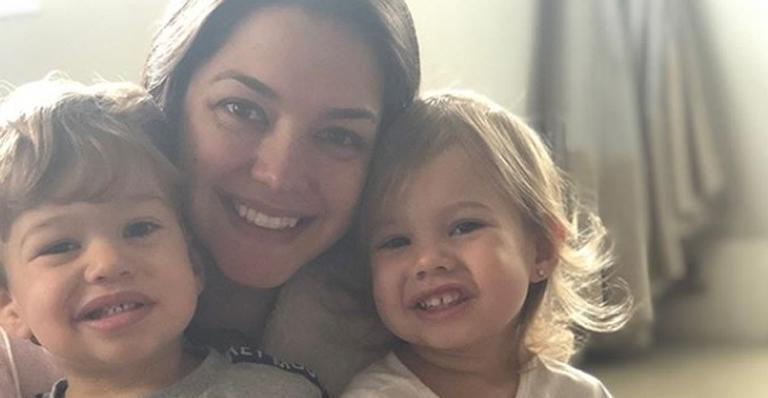 Thais Fersoza posa com os filhos e desabafa: ”A melhor coisa do mundo”