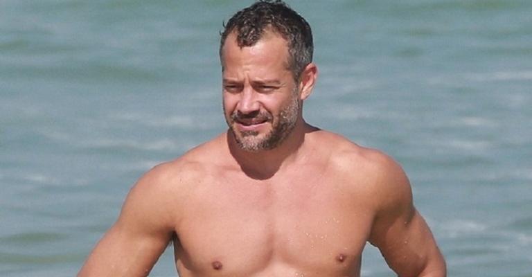 Com a família, Malvino Salvador curte praia no Rio de Janeiro e impressiona com boa forma