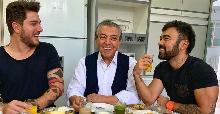Mauricio de Souza conquista a web ao posar com o namorado do filho: ”Meu genro”