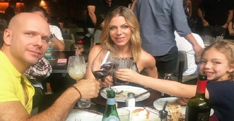 Sheila Mello celebra Dia das Mães com foto ao lado do ex-marido e bloqueia comentários