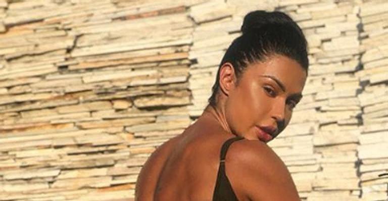 Gracyanne Barbosa ‘trava a internet’ andando de bicicleta com calcinha fio-dental