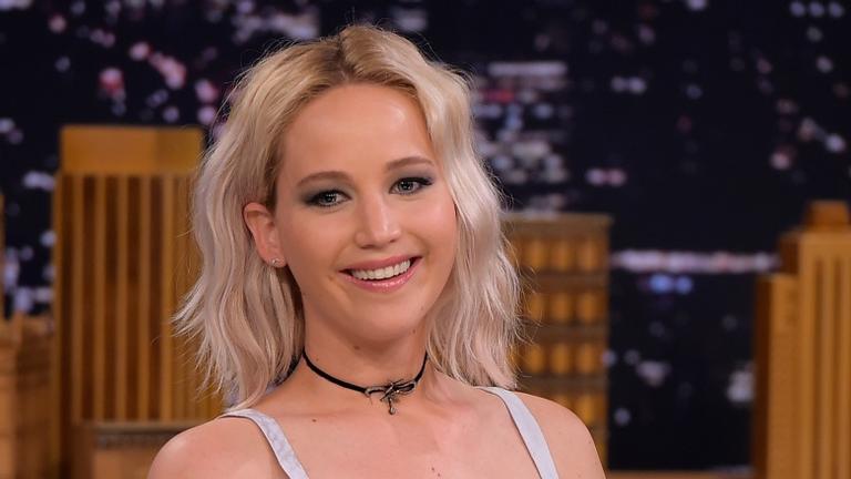 Jennifer Lawrence celebra noivado com vestido custando mais de R$ 9 mil reais