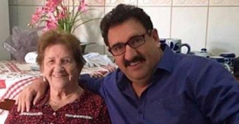 Ratinho emociona internautas ao visitar mãe no hospital e dar comida na boca: ”Filho que ama”
