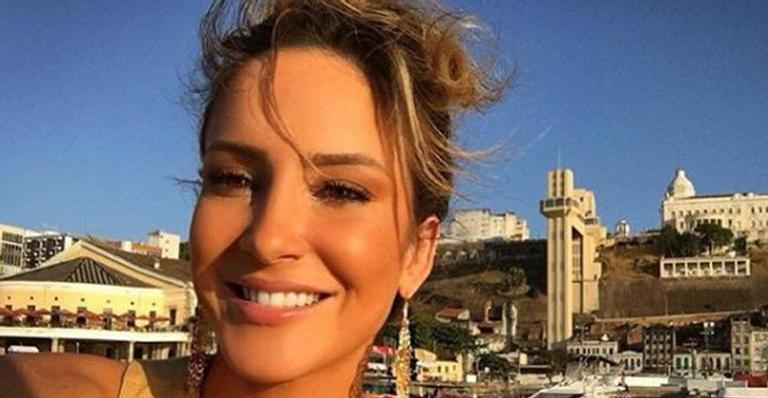 Claudia Leitte se derrete toda ao mostrar barrigão de Bela em vídeo
