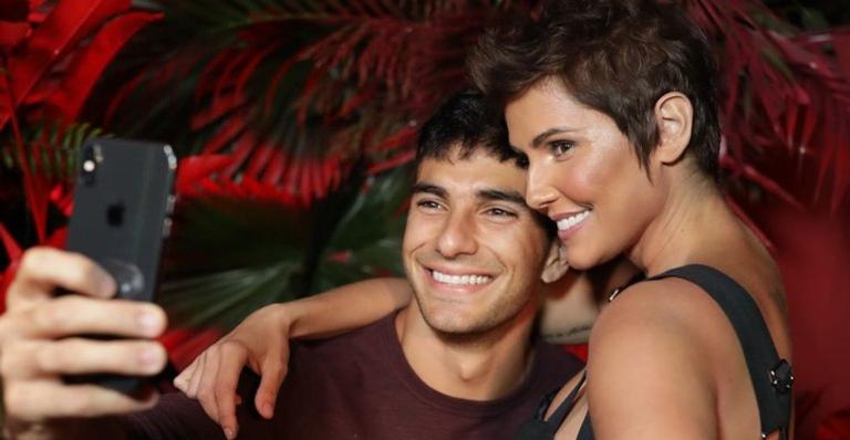 Em clique sensual, marido de Deborah Secco exibe a fruta e fãs brincam: ”Minha fruta preferida”