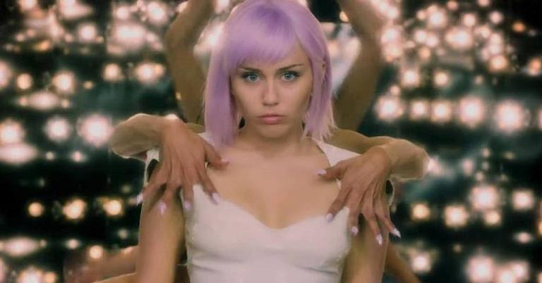 Nova temporada de ‘Black Mirror’ ganha trailer com Miley Cyrus e data de estreia