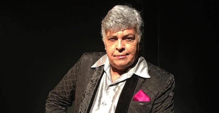 Sidney Magal posta clique com mini sunga e arranca suspiros dos internautas: ”Que homem”