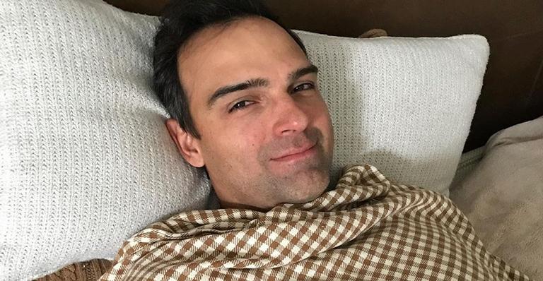 Tadeu Schmidt tranquiliza fãs sobre seu estado de saúde: ”Melhorando”