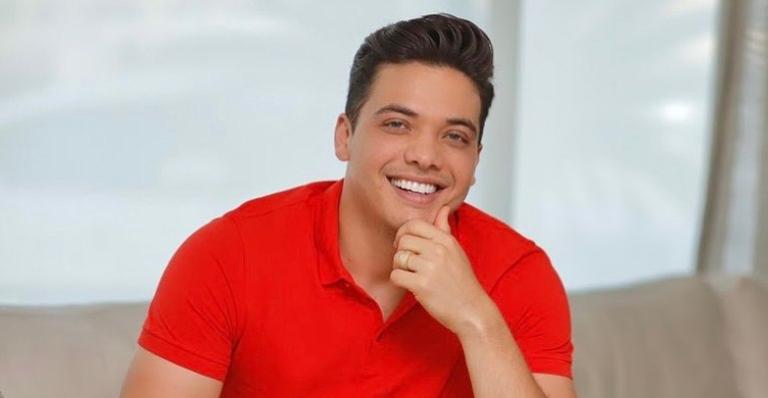 Em vídeo com funkeiro, Wesley Safadão surge de cabelo azul e fãs vão à loucura