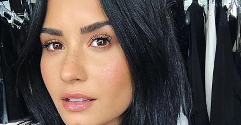 Demi Lovato tatua imagem da avó no braço e fãs se surpreendem com a semelhança