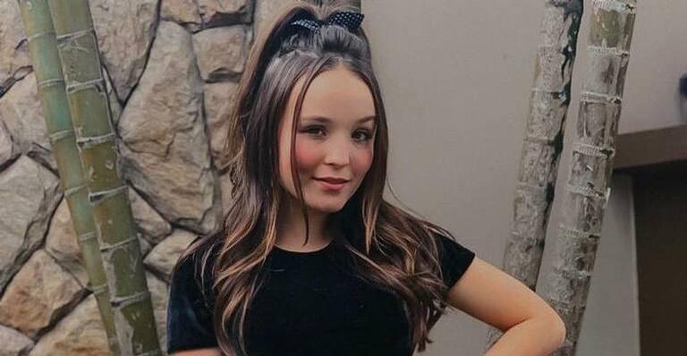 Larissa Manoela rouba a cena ao levar cachorro para passear de avião