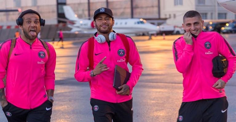 Após rumores de saída, Neymar desembarca ao lado da delegação do PSG