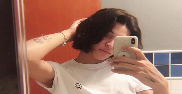 Pabllo Vittar sensualiza de fio-dental e coloca bumbum para jogo e fãs enlouquecem