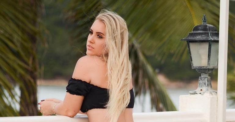 De lingerie branca, Patrícia Leitte reflete sobre a solteirice: ”Não sou de ferro”