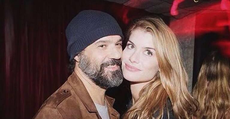 Alinne Moraes é flagrada passeando com o esposo no shopping