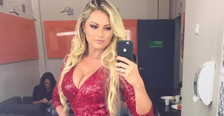 De sutiã cor de pele, Ellen Roche surpreende ao mostrar seios marcados