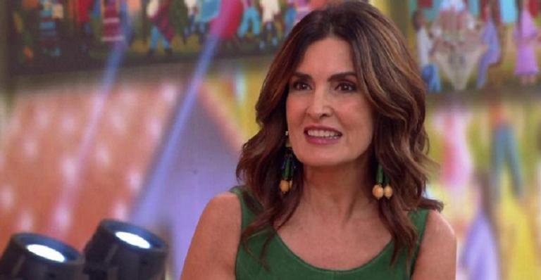 Fátima Bernardes erra nome de cantora ao vivo e é corrigida