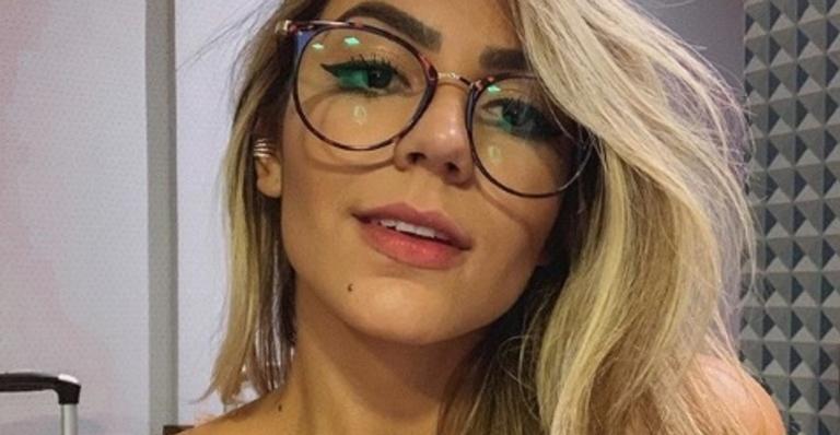 Ex-BBB Hariany Almeida posa de biquíni e barriga trincada de gominho rouba a cena: ”Que corpo”