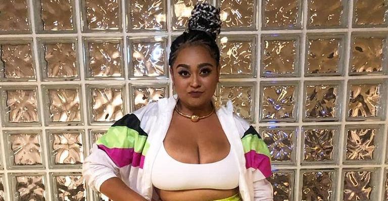 Rízia coloca bumbum para jogo em foto de fio-dental: ”Que abundância”