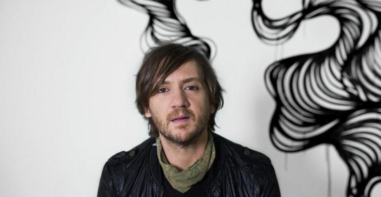 Vocalista da Legião Urbana, André Frateschi, cai do palco e fratura duas costelas