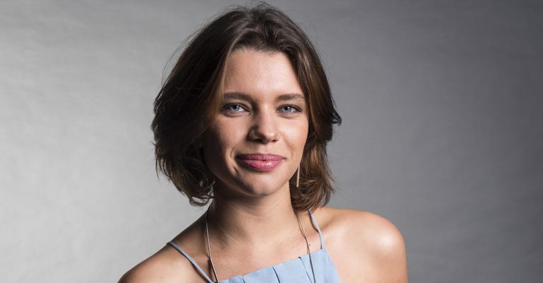 Sem a namorada, Bruna Linzmeyer tira a roupa e enlouquece internautas