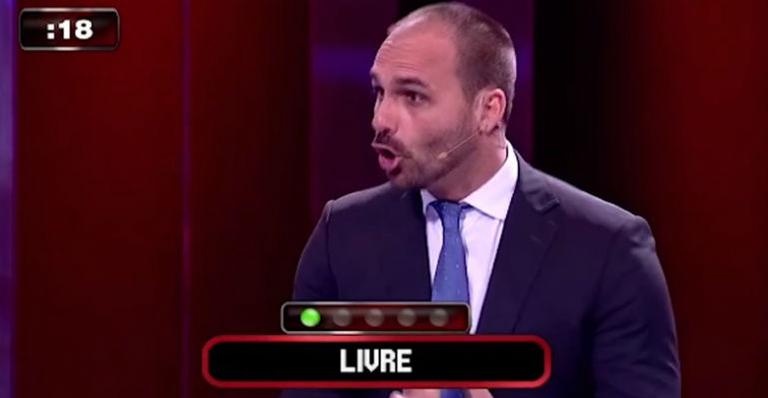 Eduardo Bolsonaro diz ‘Lula’, como dica para a palavra ‘livre’, em game na TV