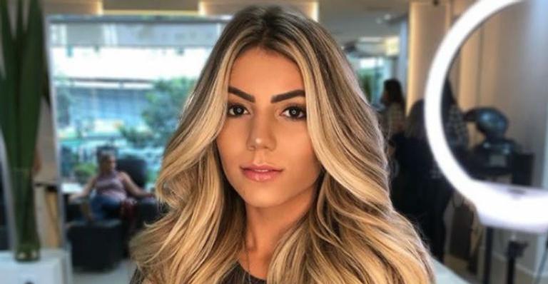 Ex-BBB Hariany esquece o frio e mostra barriga chapada em look despojado
