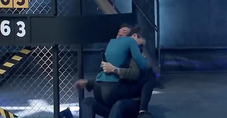 Ex-BBB Kamilla Salgado exagera na empolgação e derruba Gugu Liberato no ”Power Couple”