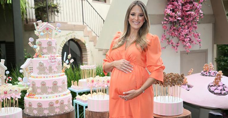 Com barrigão, Ticiane Pinheiro organiza chá de bebê luxuoso e de tema exótico