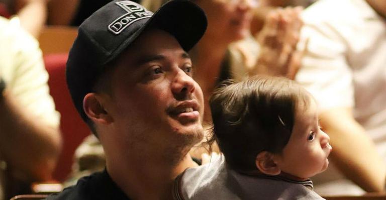 Filho caçula de Wesley Safadão e Thyane Dantas dá show de fofura ao falar ”Mamãe”