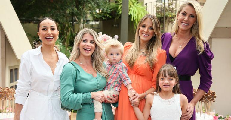 Ticiane Pinheiro recebe famosos no chá de bebê da segunda filha, Manuella