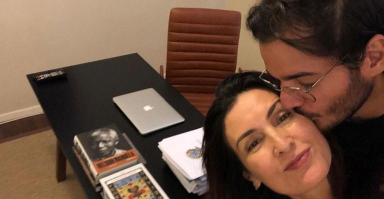 Fátima Bernardes coloca a mão na massa com Túlio Gadêlha e monta escritório