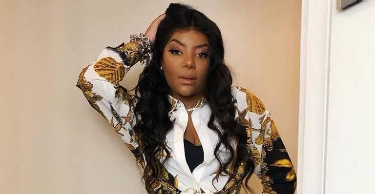 Em recuperação, Ludmilla posa sentada e comemora: ”Evolução”