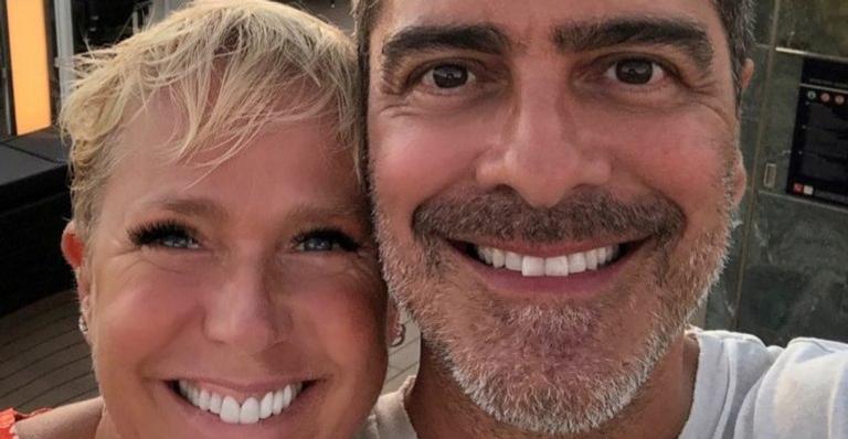 Após compartilhar foto seminus, Xuxa e Junno são atacados na web: ”Ridículo”