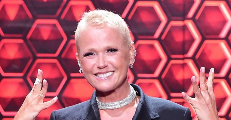 No vaso sanitário, Xuxa responde seguidores que ficaram incomodados com foto íntima