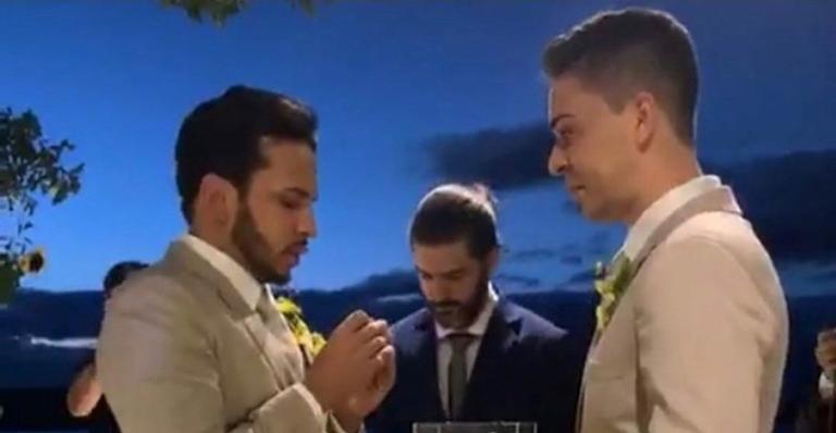 Casados! Carlinhos Maia emociona ao se declarar para Lucas: ”Bandeira do amor”