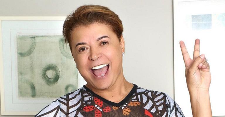 David Brazil opta por look diferenciado para curtir casamento de Carlinhos Maia