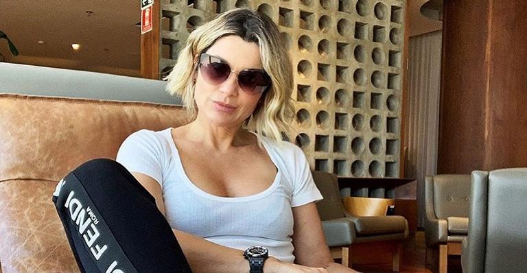 Flávia Alessandra arranca suspiros de Otaviano Costa ao renovar o bronze em Portugal