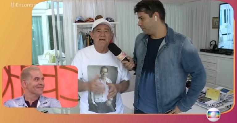 Leandro Hassum não contém o choro após homenagem que recebeu de Renato Aragão