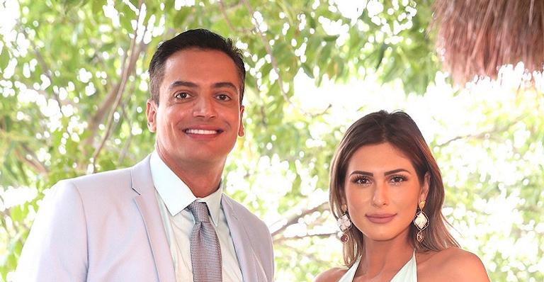 Acompanhada de Leo Dias, Lívia Andrade escolhe look deslumbrante para casamento de Carlinhos Maia