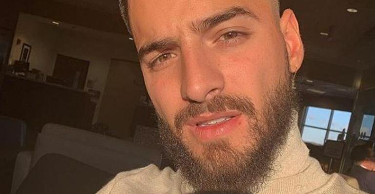 Maluma surge dançando só de roupão, quase mostra demais e web surta