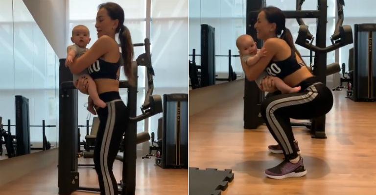 Fofas! Sabrina Sato malha com a filha, Zoe, no colo